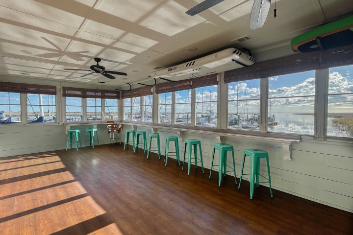 a row of wooden benches sitting on top of a building